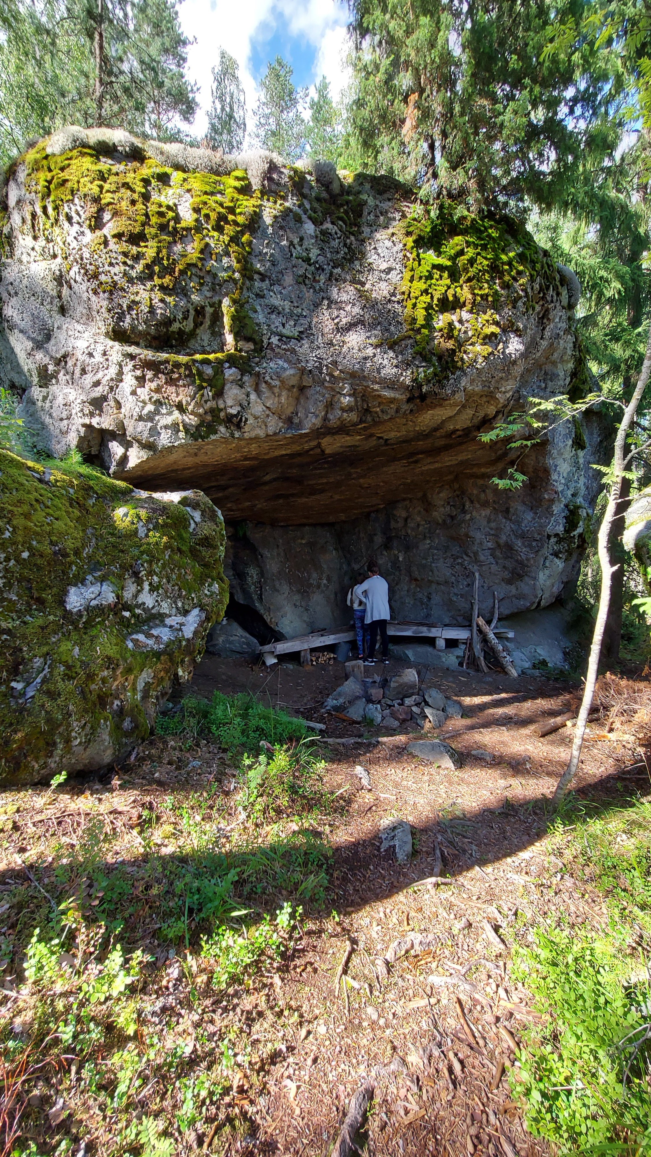 Enkelinpesä Broken Erratic (Enkelinpesän hajonnut siirtolohkare)